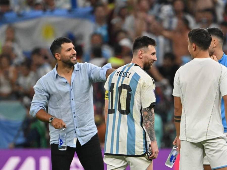 Es tanta la amistad del Kun con Lionel Messi que el exgoleador argentino acompañó al crack rosarino en el Mundial de Qatar.