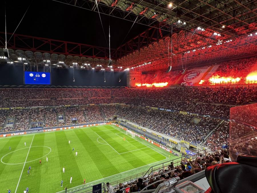 En el estadio Giuseppe Meazza, los aficionados del Bayern Múnich alentaron a su equipo ante el Inter con bengalas.