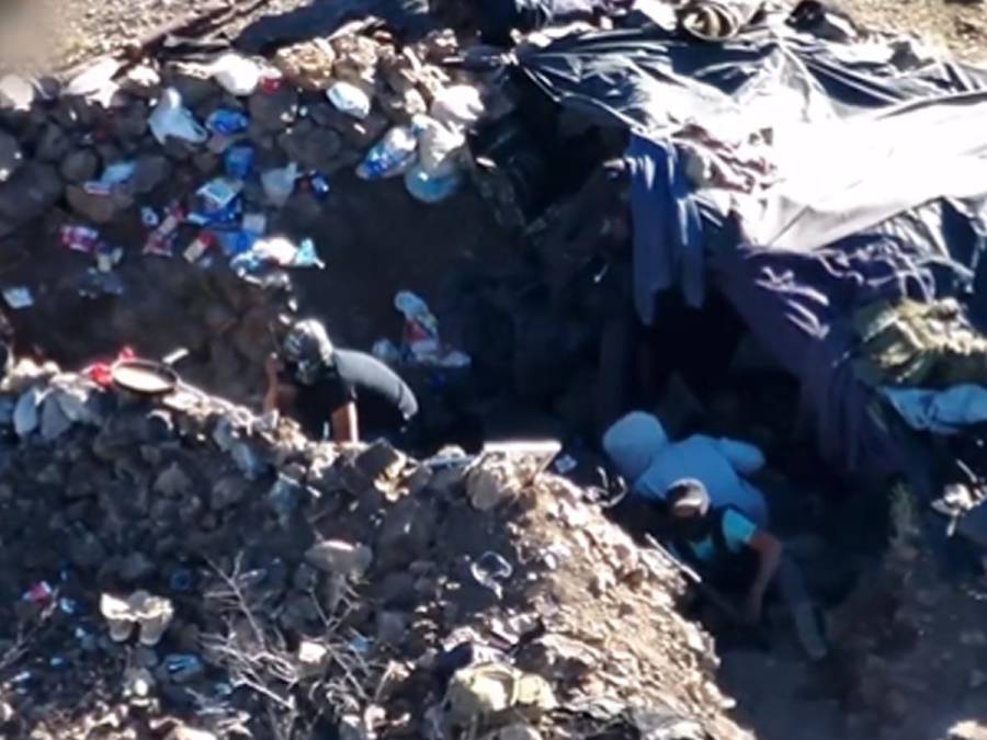 El dron logró captarlos escondidos en una montaña de Sonora.