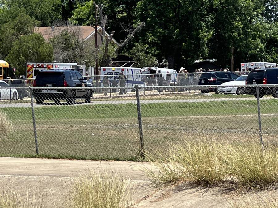 El centro sanitario Uvalde Memorial Hospital dijo en un comunicado en Facebook que los trece heridos llegaron en ambulancias o autobuses.