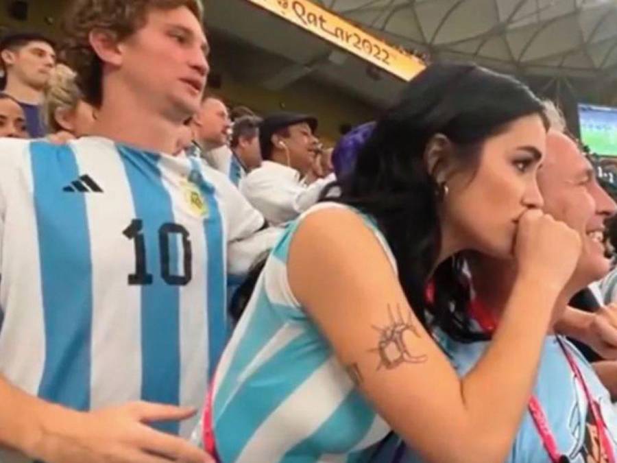 Esta imagen le dio vuelta al mundo en donde supuestamente acosa sexualmente a la cantante argentina Lali Espósito, quien era acompañada por el presentador argentino Marley.