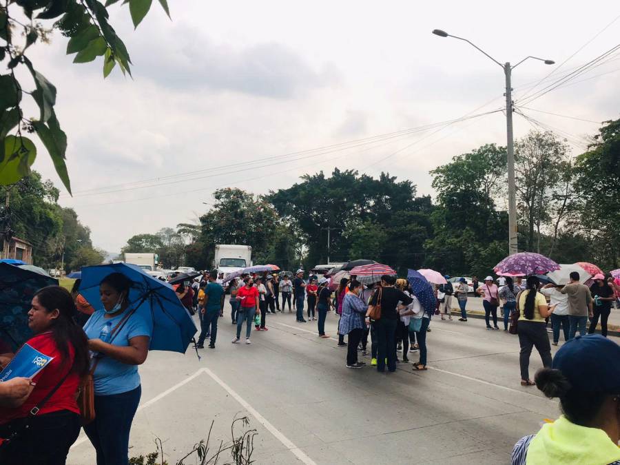 San Pedro Sula: caos vial en el bulevar del norte por protesta de maestros