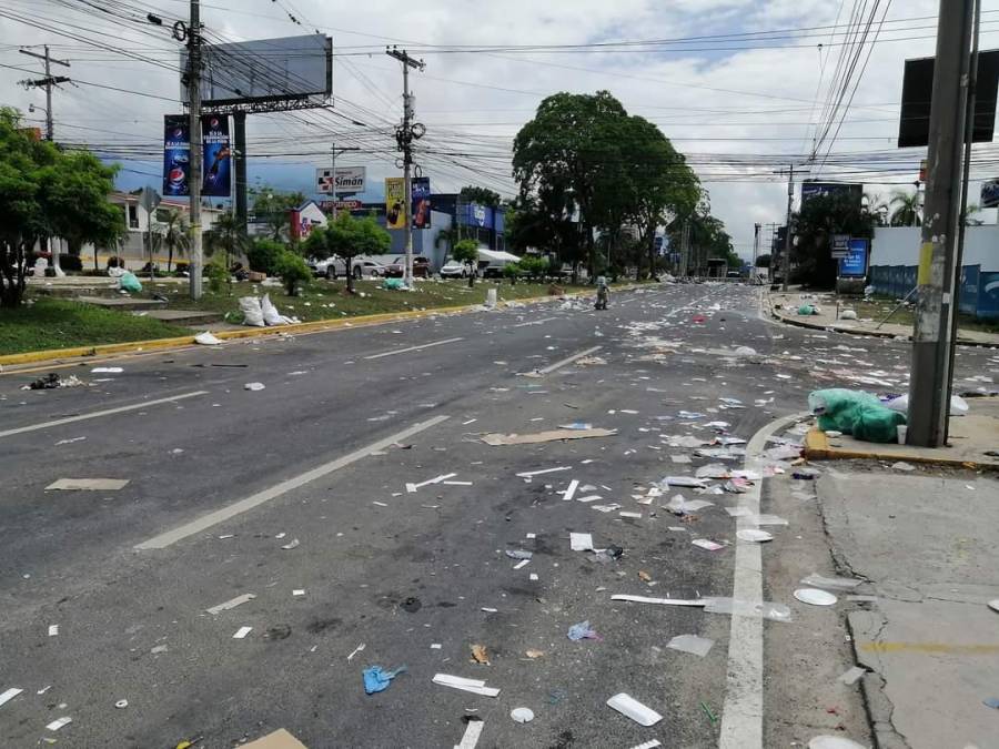 Los cientos de sampedranos y personas de otras ciudades no hicieron uso de los basureros instalados en las aceras, sino que arrojaron sus desechos a las calles.