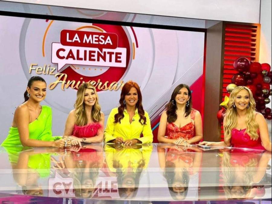 Arrarás estuvo como invitada especial sorpresa en el programa La mesa caliente (Telemundo) celebrando junto a sus conductoras, Myrka Dellanos, Giselle Blondet, Verónica Bastos y Alix Aspe, el primer aniversario del show.
