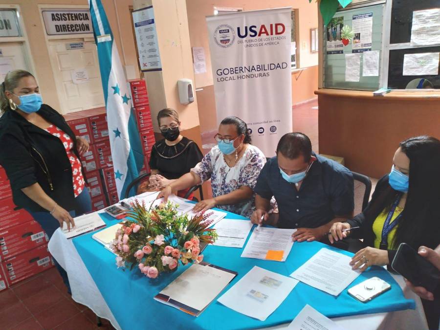 Departamental de Educación de Cortés entrega laptops en San Pedro Sula