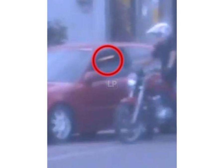 Uno de los videos muestra cómo.en un sector de la ciudad industrial, la víctima, quien se conduce en un carro tipo turismo color rojo, se estaciona a orilla de calle y de pronto se acerca un pandillero a bordo de una motocicleta.