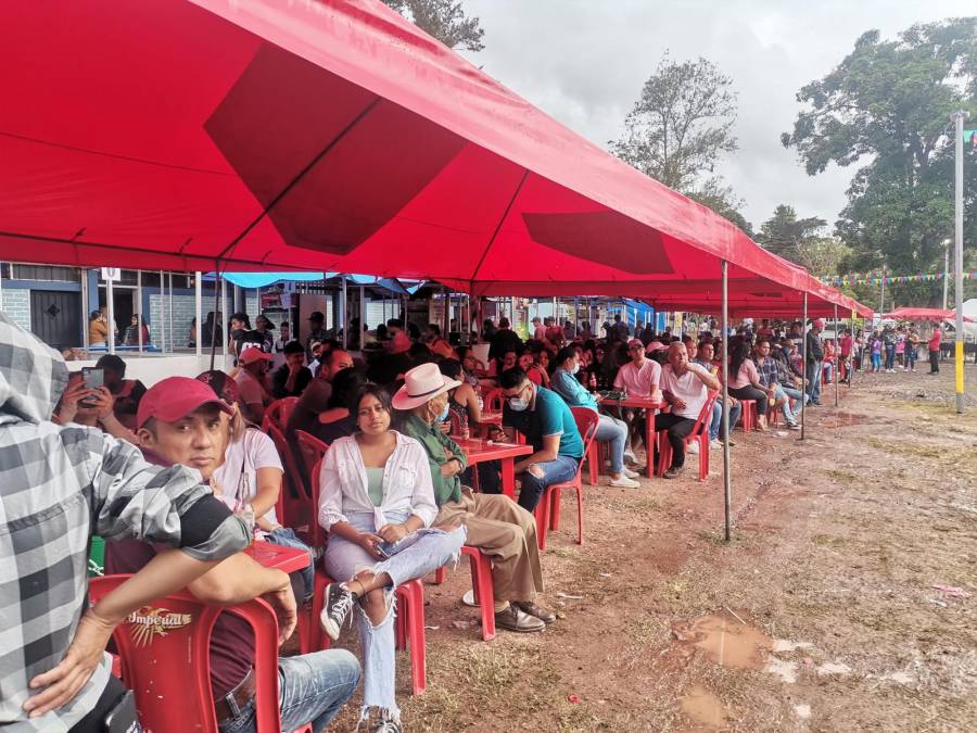 Decenas de personas forman parte del festival, cuyo platillo principal es, precisamente, la sopa de gallina india.