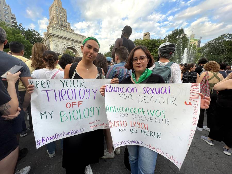 Miles de mujeres se verán obligadas a desplazarse a estados más progresistas donde esté permitido el aborto, como Nueva York o California, pero ello no está al alcance de muchas mujeres de bajos ingresos, de la comunidad negra, latina o inmigrantes indocumentadas.