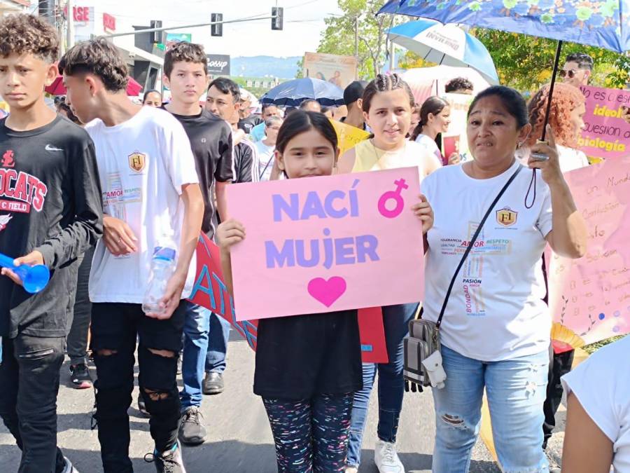 Menores, padres de familia y religiosos acuerparon la marcha sobre la avenida Circunvalación de San Pedro Sula. 