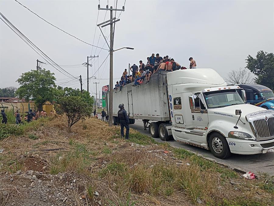 México detiene a 310 migrantes que viajaban hacinados en un tráiler