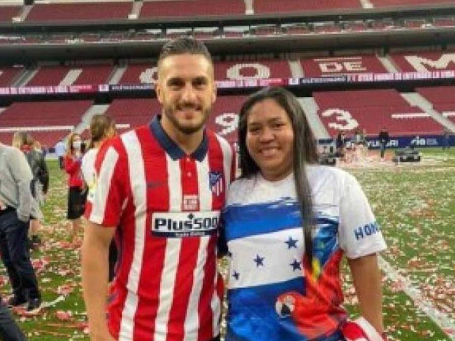 Denia ha compartido con varios futbolistas del Atlético de Madrid. Siempre posa con orgullo con algo que la identifique como hondureña. 