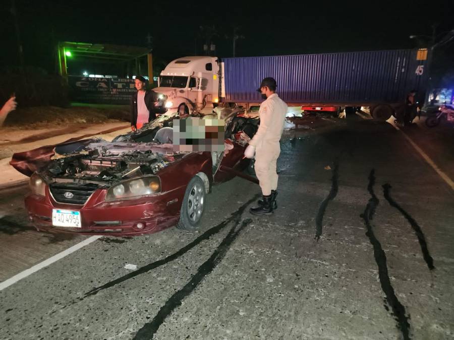 El terrible accidente ocurrió la noche del viernes en la carretera CA-13, a la altura de la aldea Chameleconcito, Puerto Cortés. 