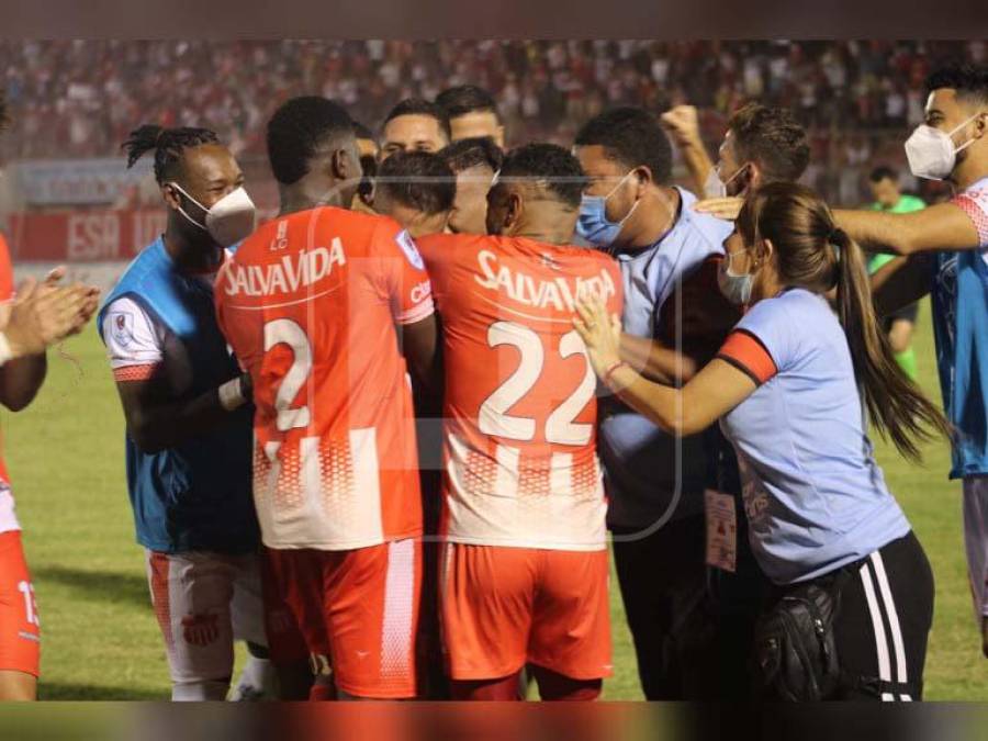 El Vida remontó y venció al Olimpia con gol al minuto 92. Los cocoteros son líderes con 23 puntos.