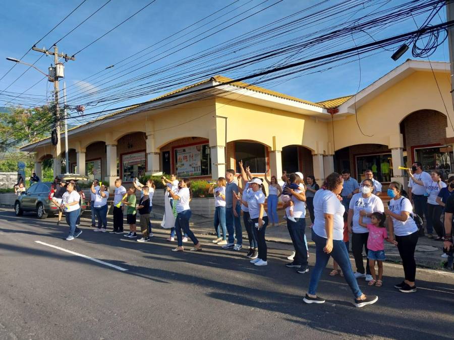 Los padres de familia y hermanos de los estudiantes los acompañaron desde el comienzo de la actividad.