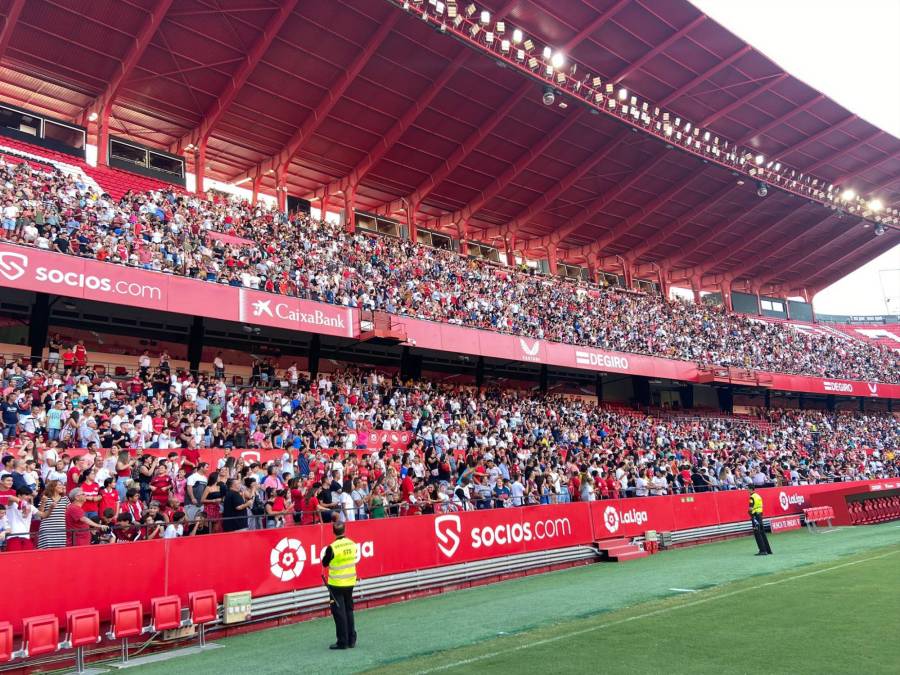 Al menos unos quince mil aficionados lo recibieron como nuevo jugador del Sevilla, con el que se ha comprometido por dos temporadas tras cumplir el pasado junio su contrato con el Real Madrid.