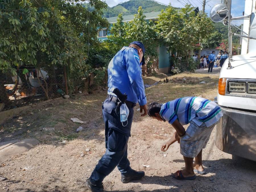 El cadáver estaba en una cuneta, a orillas de la carretera.