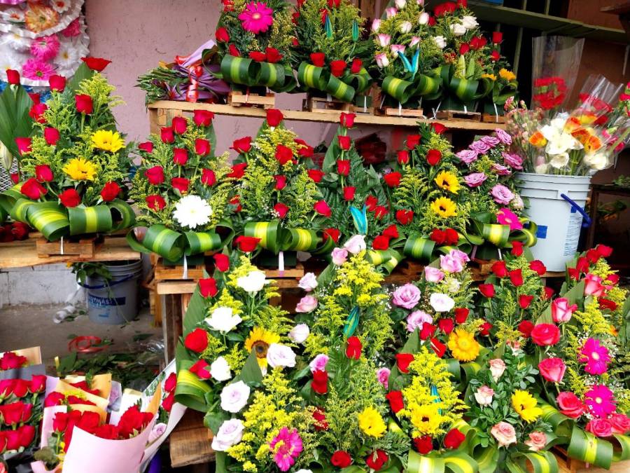 Sampedranos abarrotan el mercado Guamilito comprando flores para mamá