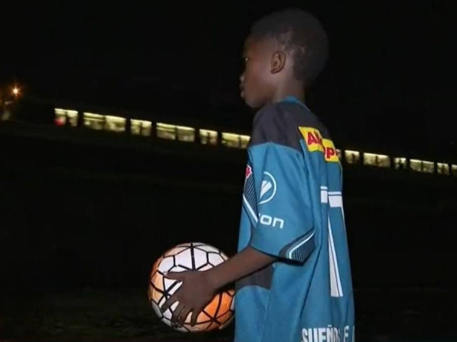 El pequeño Sebastán Murrilo hace un año entrena en la escuela Sueños de Fútbol, pero no ha sido nada fácil debido a su situación socioeconómica.