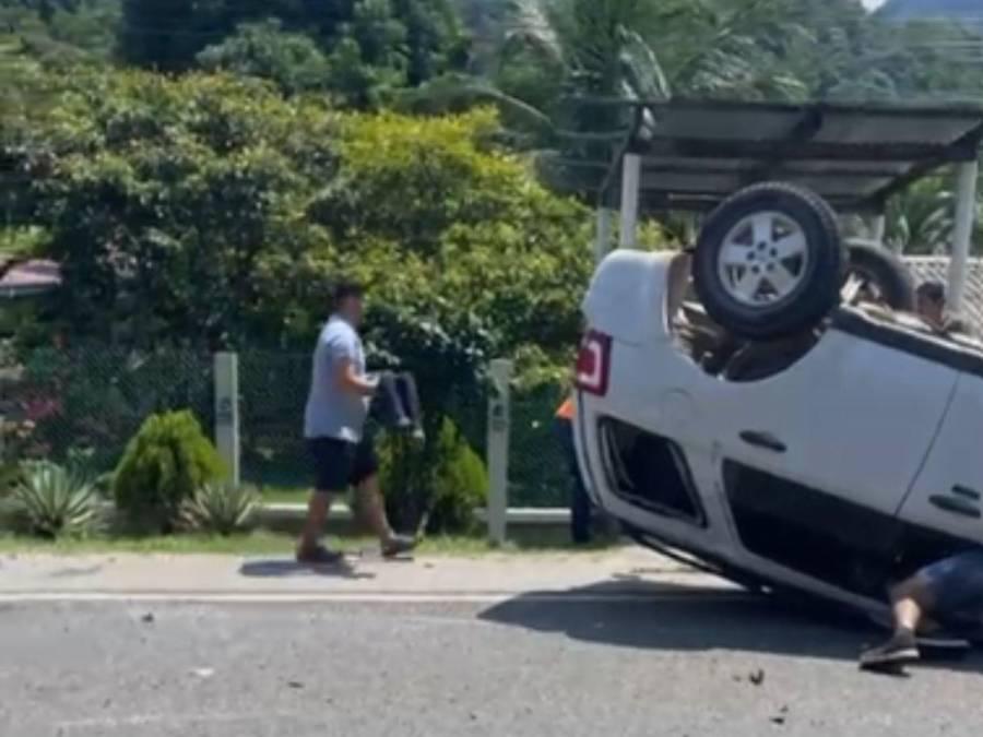 Giro inesperado: Una mujer iba al volante de la camioneta, según testigos del accidente en Omoa