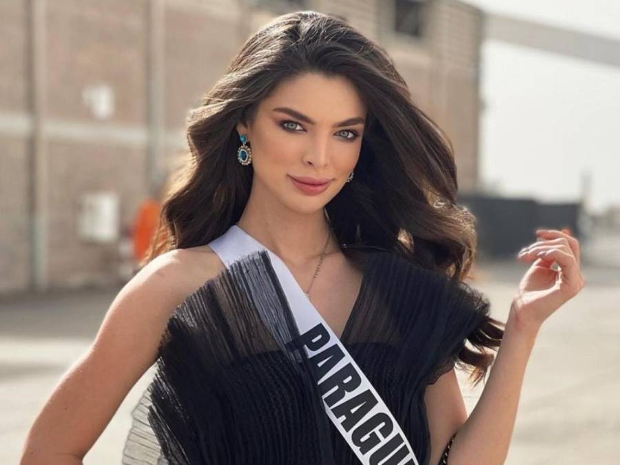Se trata de una joven de 22 años llamada Nadia Ferreira, que participó en el concurso de Miss Universo en 2021 representando a Paraguay, su país natal. 