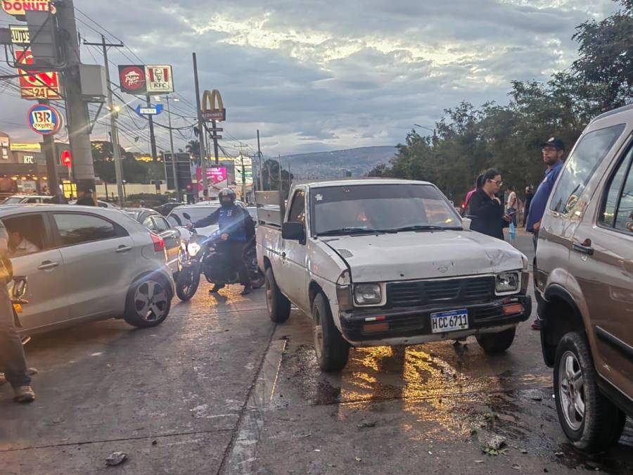 Rastra se lleva seis carros en el bulevar Suyapa de Tegucigalpa