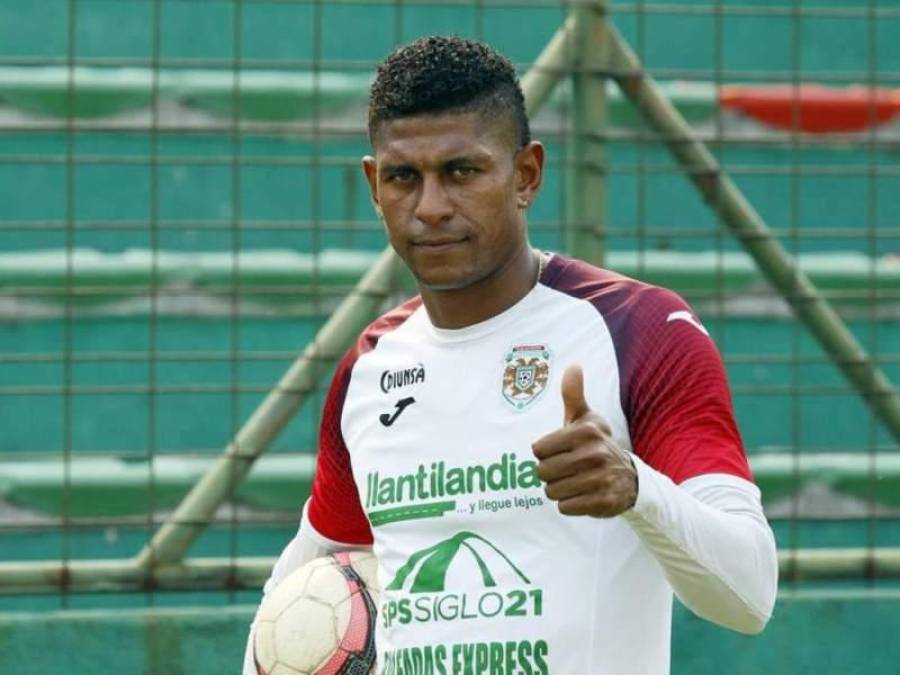 Carlo Costly, delantero de 39 años de edad, no descarta continuar jugando profesionalmente. Disputó el último torneo con Marathón. Está en busca de un club y una propuesta que se adapte a sus pretensiones. 