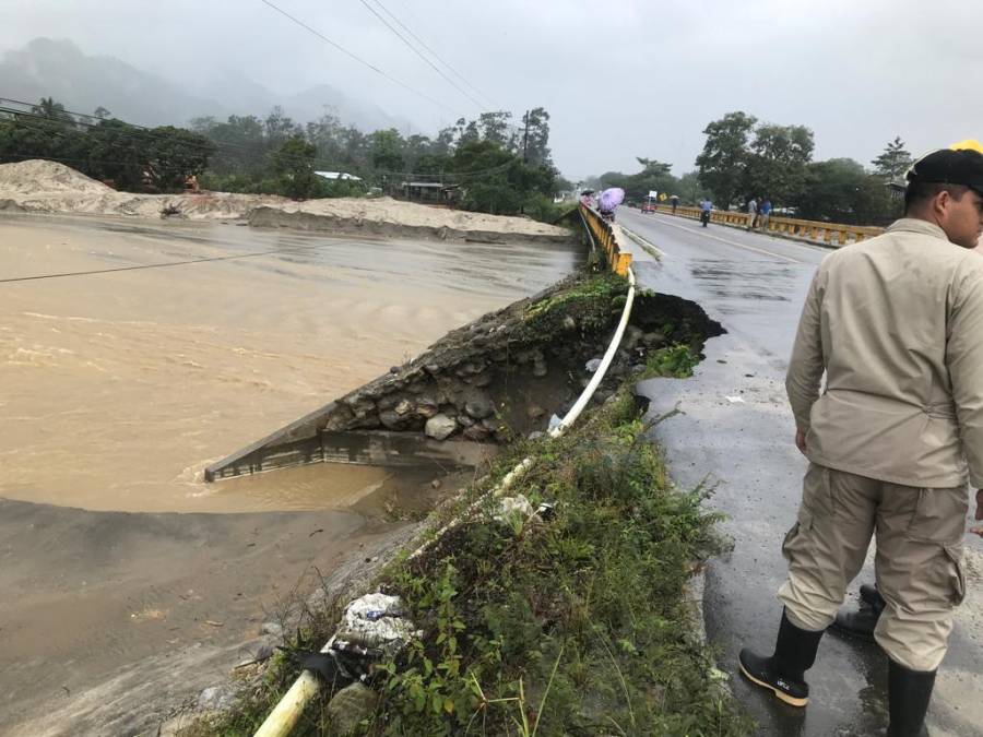 El río de Tegucugalpita, ubicado en el municipio de Omoa, está siendo monitoreado por elementos del Cuerpo de Bomberos pues ha labrado la parte izquierda del puente. 