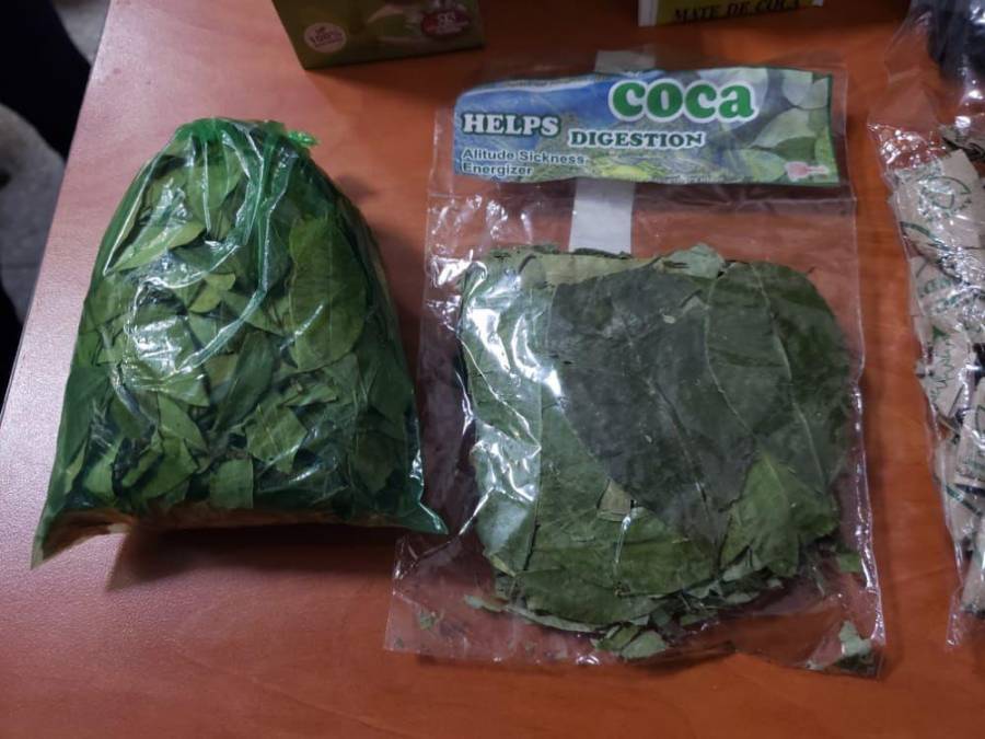 Hechos con hoja de coca: Té y dulces populares en Perú le costaron el arresto a hondureña
