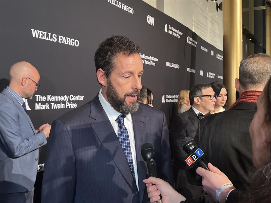 Washington premia el humor de Adam Sandler