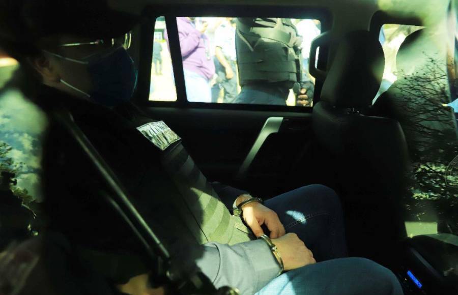 Hernández solicitó a políticos, funcionarios, periodistas, académicos y ciudadanos de Honduras y Estados Unidos y otros países que “investiguen la terrible conspiración que han hecho ciertos sectores oscuros contra mí, quien, siendo un amigo de EE.UU., sin distingos políticos, siendo inocente, hoy estoy encerrado en una prisión; ¡que no callen la verdad”.