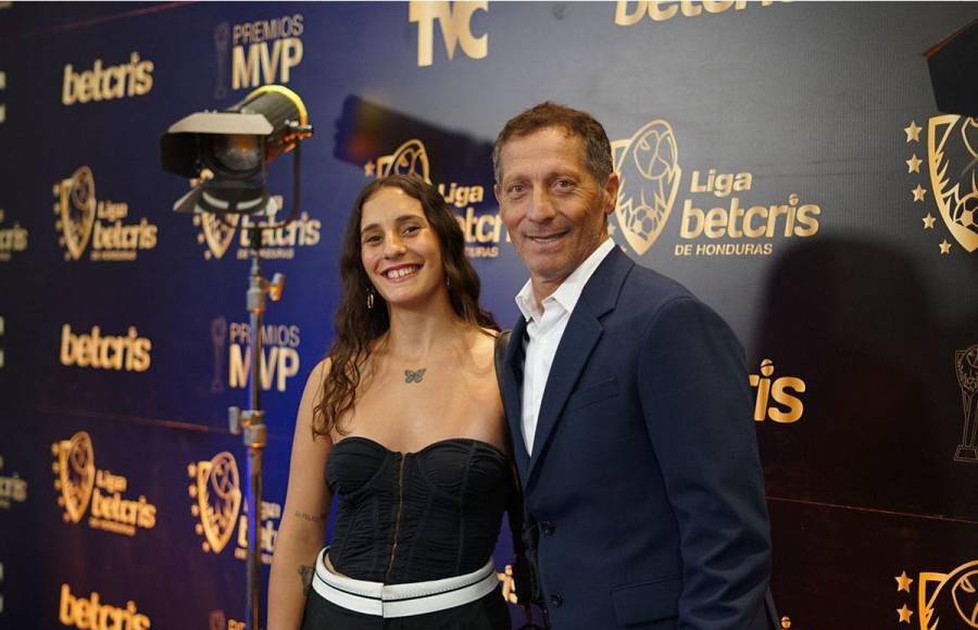 La chica siempre está respaldando a su padre al igual que el resto de sus hermanas. 