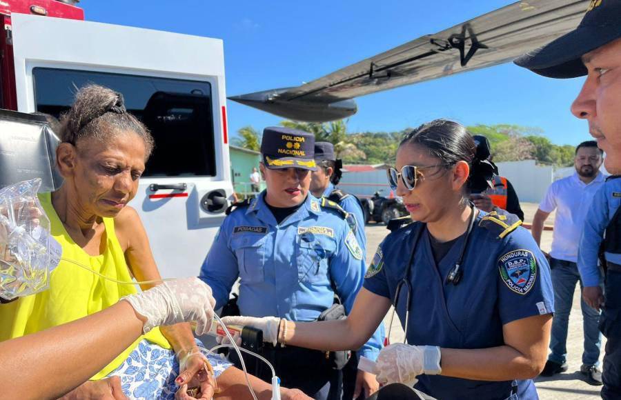 Personal de la Policía, especializado en primeros auxilios, realizan estos traslados en aeronaves de la Secretaría de Seguridad. 
