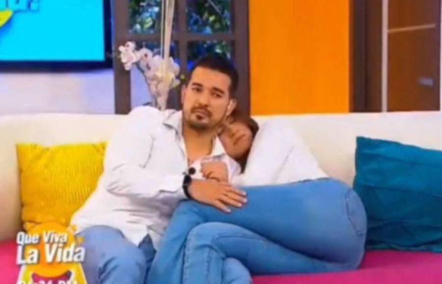 Mientras Elton y Alejandra estaban muy juntitos y dándose cariñito, fueron transmitidos en directo sin que se dieran cuenta, lo que despertó las sospechas de un romance entre los presentadores. 
