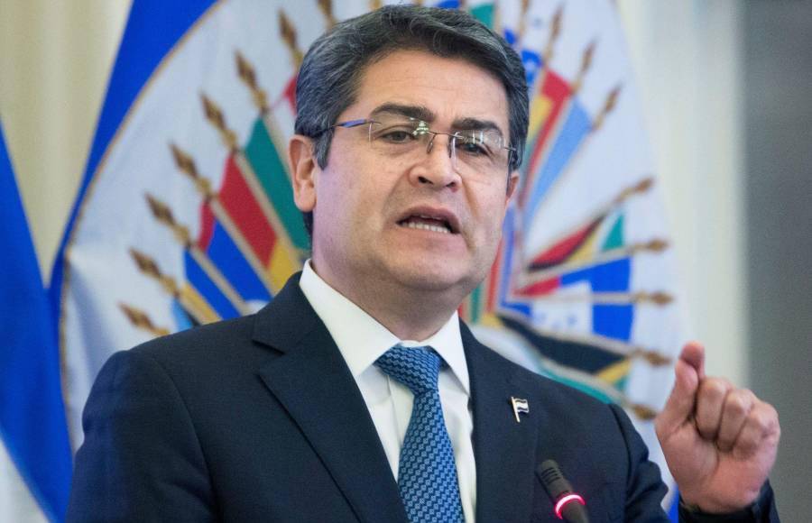 CS1: Y si hay problemas, compa, nos toca responder a todos porque así... así son las responsabilidades. Urbina Soto: Las responsabilidades, mayor, [I/I] bueno, el hombre sabe, él conoce mi casa, ha estado en mi casa. CS1: Oh, en su... Urbina Soto: ...y sabe [I/I]... CS1: No, y con el compa no hay problema. O sea, con el compa... Urbina Soto: [Se ríe]. Devis Leonel Rivera: Sí, sí. No, yo por eso le digo, compa... Urbina Soto: Usted sabe que eso no... Devis Leonel Rivera: Yo lo que quiero que mejor miremos al hombre, por eso es que están insistiéndole a usted. Mirémoslo, compa, y olvídese, que yo por él, yo meto la mano al fuego ahí.