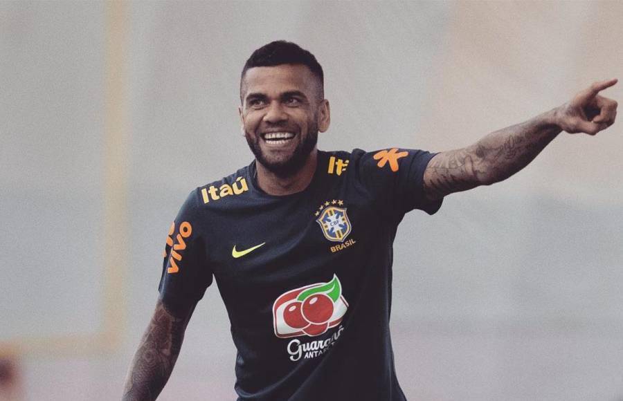 La Audiencia de Barcelona ha celebrado una vista para decidir si deja en libertad provisional al futbolista que fue condenado a cuatro años y medio de cárcel por violar a una mujer