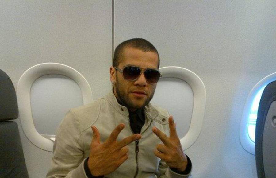 Dani Alves espera salir el libertad. 