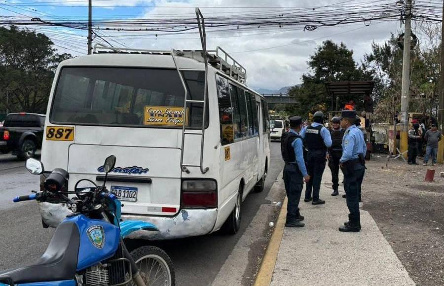 De acuerdo a los testimonios de los pasajeros, un sujeto se subió a la unidad con una amra de fuego en la mano y comenzó a exigirles que les entregaran sus pertenencias.