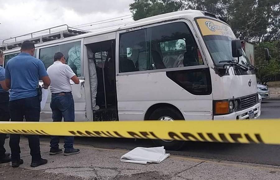 La víctima viajaba en los primeros asientos, detrás de la puerta, en donde el sospechoso le disparó mortalmente.