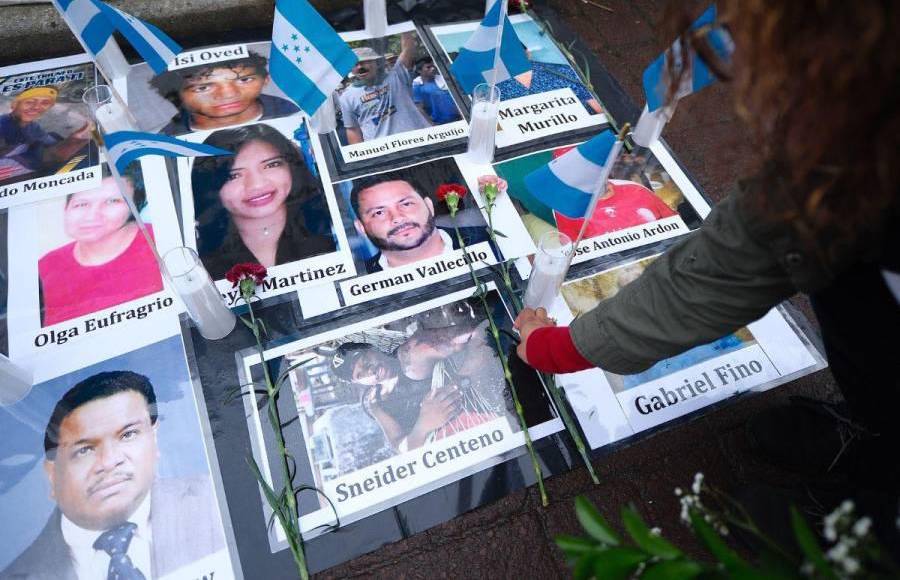 Una de las fotos que destaca en las afueras de la corte en donde se desarrolla el juicio de Juan Orlando Hernández, es la de Keyla Martínez.