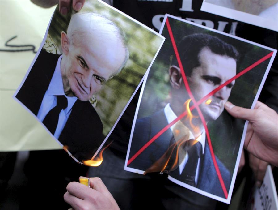 Prenden fuego a la tumba del difunto presidente Hafez al Asad en Siria