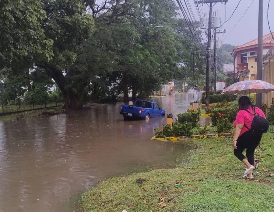Alerta amarilla, lluvias y calles anegadas en el litoral Atlántico