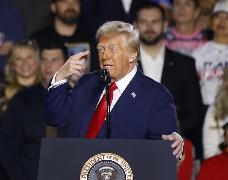 Trump bromea con buscar un tercer mandato pero aclara que no lo hará