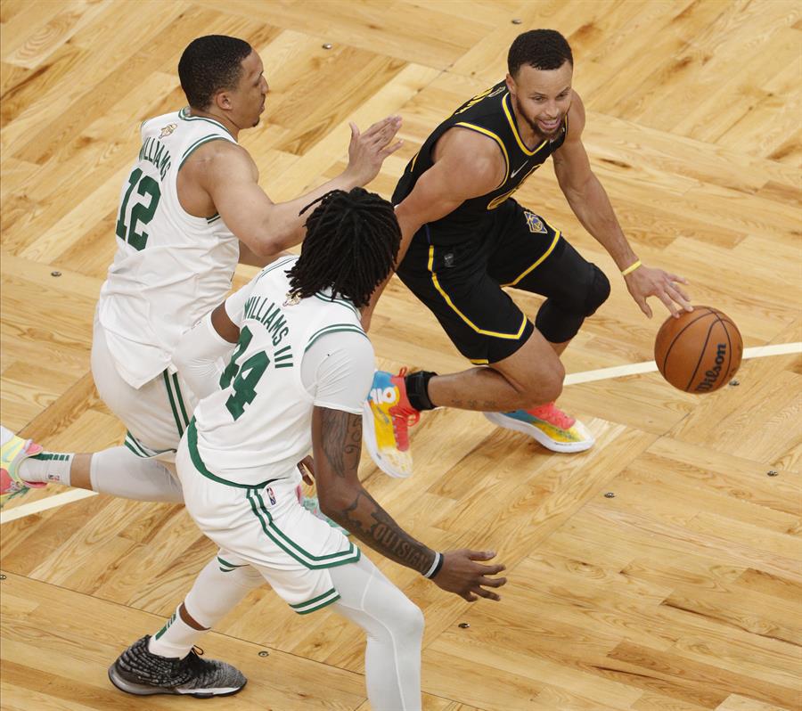 El base de los Golden State Warriors Stephen Curry (D), en el juego 4 de las finales de la NBA frente a los Boston Celtics, este 10 de junio de 2022.