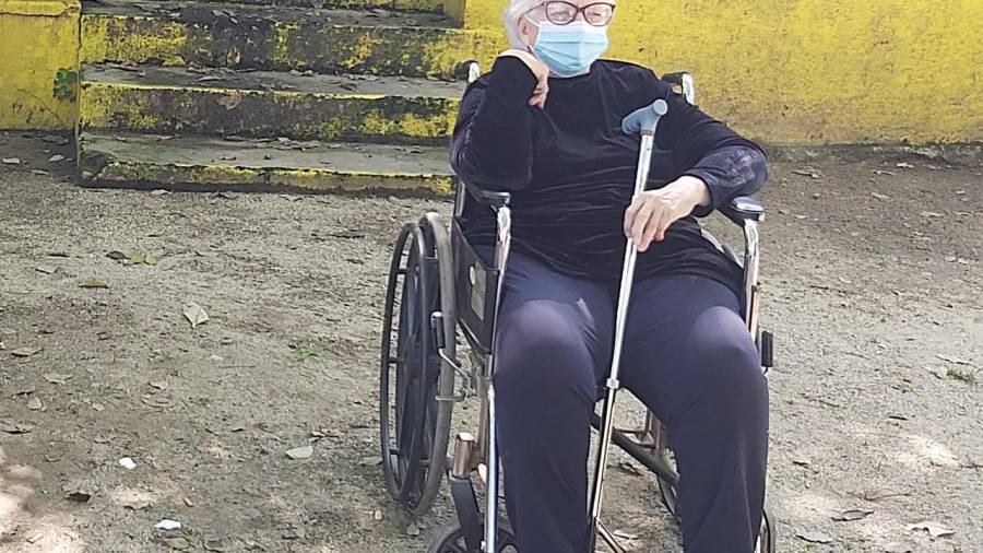 $!Albertina Bueso, de 87 años, llegó hasta el centro de votación Dionisio de Herrera, el barrio Río de Piedras de San Pedro Sula.