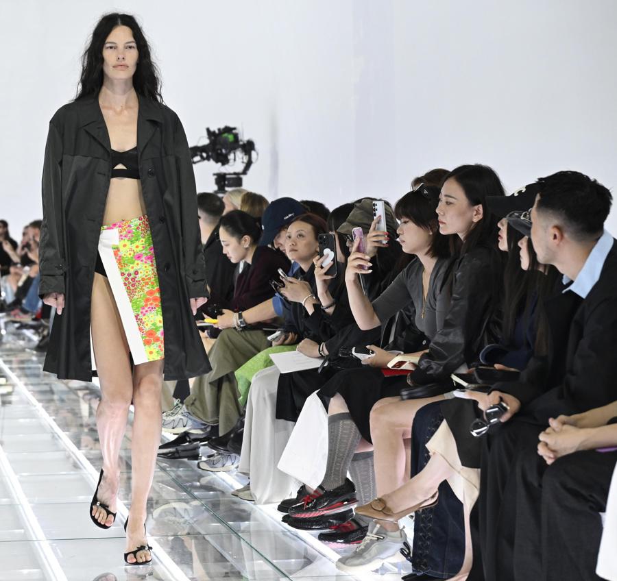 Prada convierte la falda en protagonista de su desfile en Milán