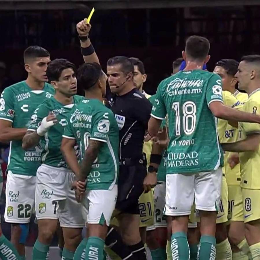El momento del rodillazo de Fernando Hernández a Lucas Romero.