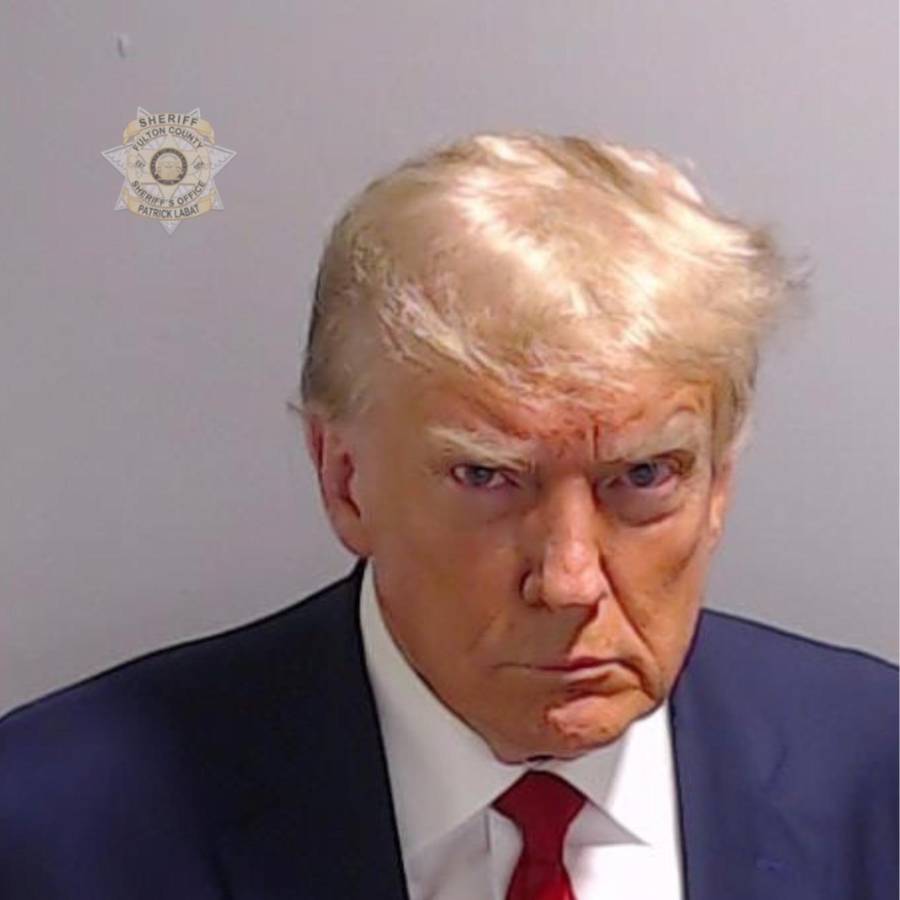 La foto policial de Donald <b>Trump</b> al ser detenido el jueves en Georgia fue difundida a los medios de comunicación y muestra al expresidente estadounidense con el ceño fruncido.