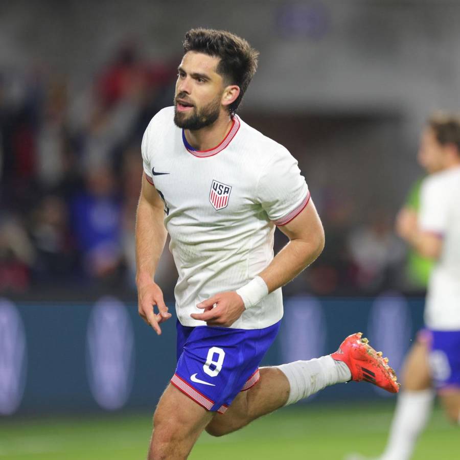 Brian White celebrando el primer gol de Estados Unidos contra Costa Rica.