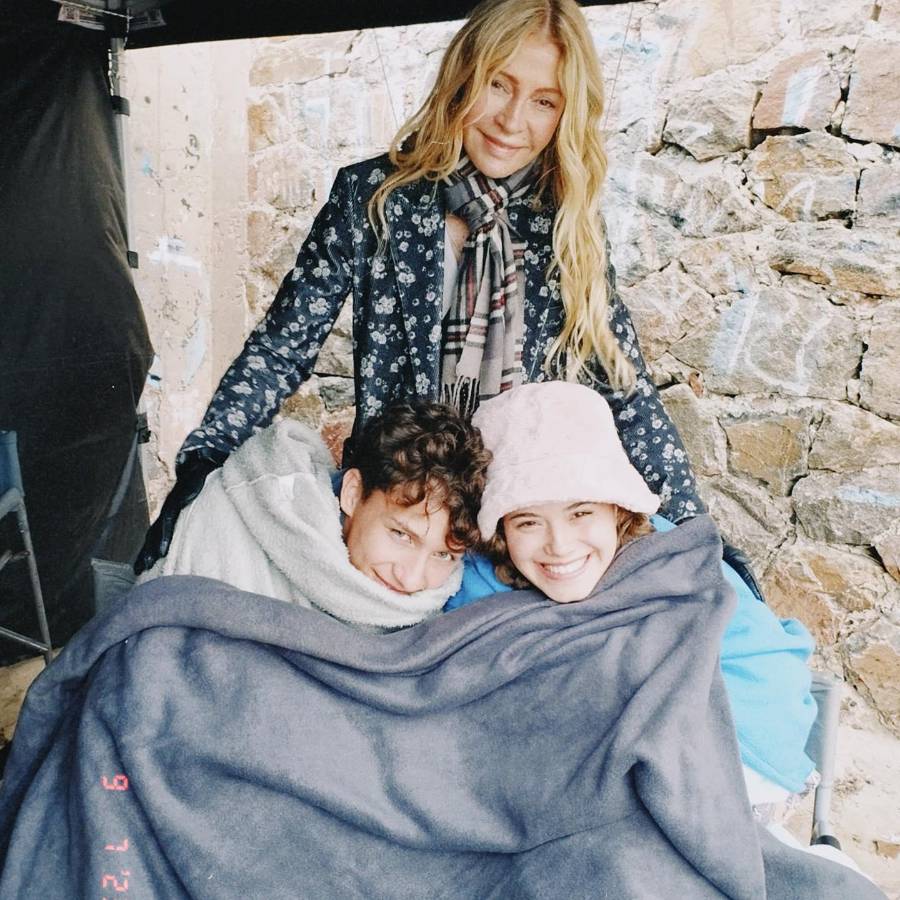 Tomas Benitez y Mora Bianchi con la productora Cris Morena atrás.