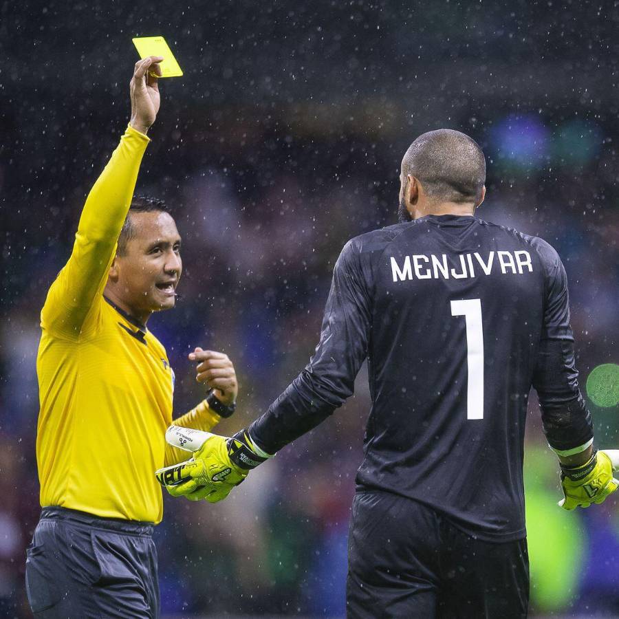 El árbitro salvadoreño Iván Barton amonestando a Edrick Menjívar, portero de la Selección de Honduras ante México en el estadio Azteca.